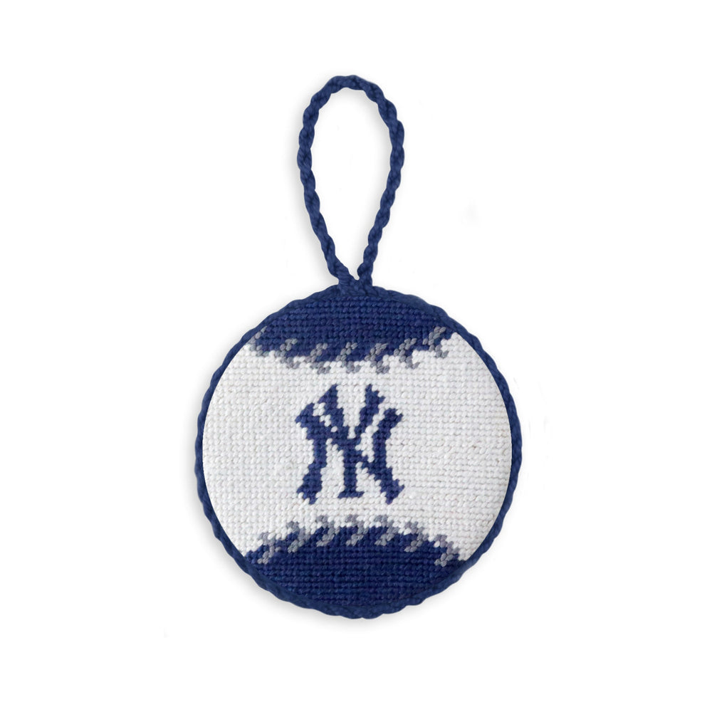 Lot - LOT OF NEW YORK YANKEES MEMORABILIA INCLUDING A HAT AND A PENNANT Lot - LOT OF NEW YORK YANKEES MEMORABILIA INCLUDING A HAT AND A PENNANT